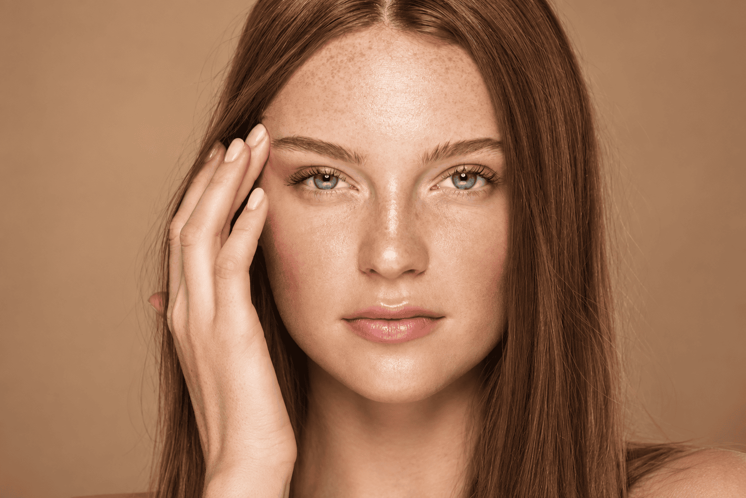 Woman with healthy-looking skin representing SCH ShellCare AZE Plus azelaic acid and peptide technology